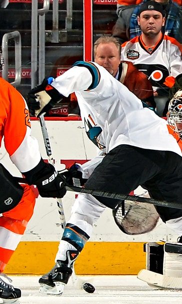 Pavelski's hat trick lifts Sharks to easy victory over Flyers